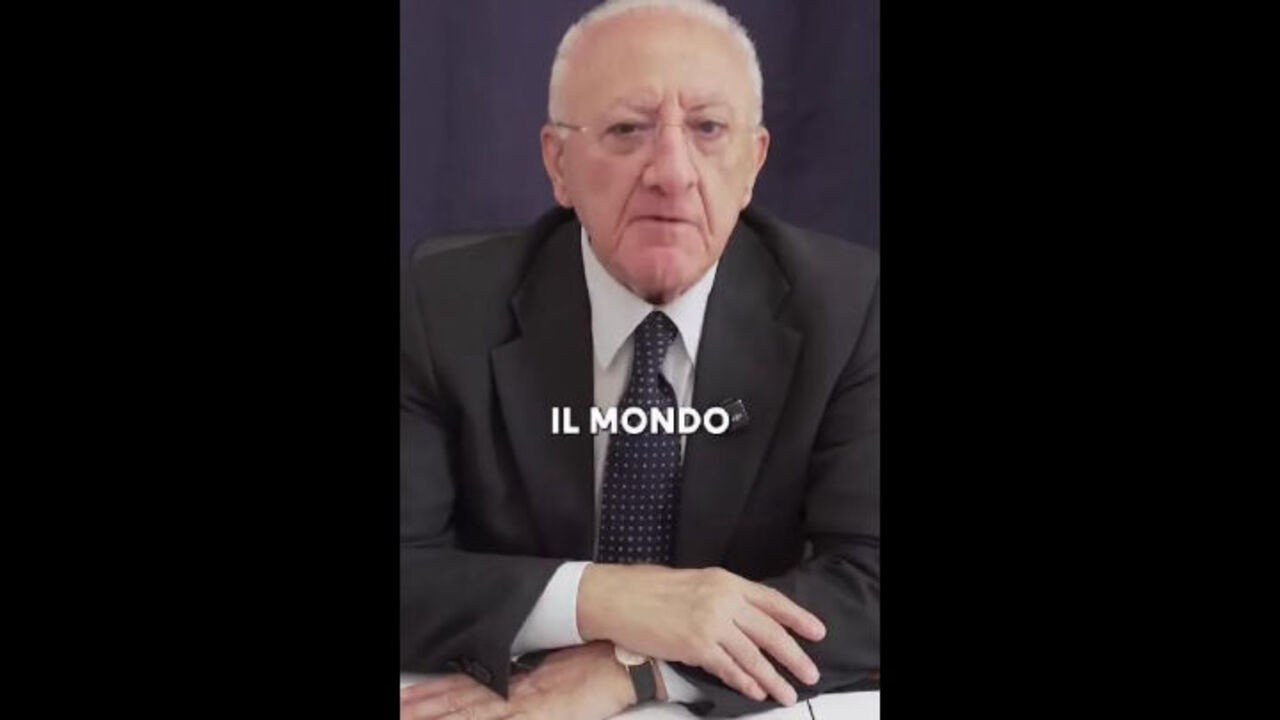 De Luca: Ultimi 2 segretari della NATO distillato di imbecillità politica, mondo in mano a cialtroni