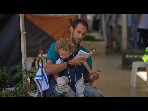 Trauernde Angehörige besuchen Militärgräber vor dem israelischen Gedenktag