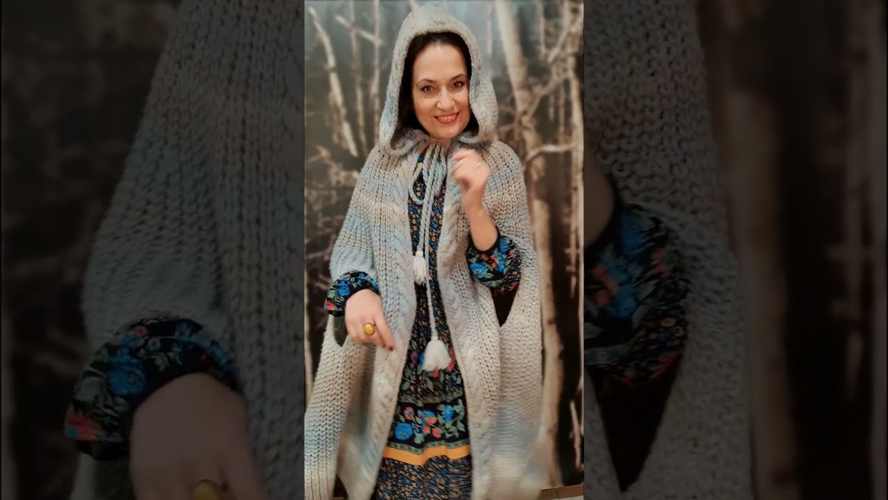 Pelerynka z kapturem wykona ręcznie na drutach     LORETTA.PL