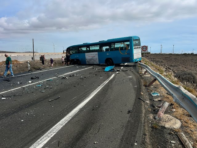 Fallece un expolicía en colisión frontal con una guagua en Gran Canaria