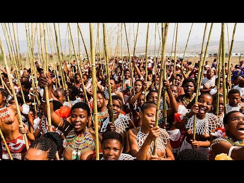 Afrique du Sud : des jeunes filles dansent devant le roi des Zoulous