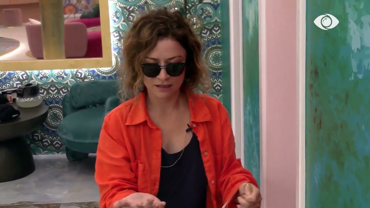 Mes të qeshurash, Egla ndjek Heidin duke mbajtur në dorë një buburec