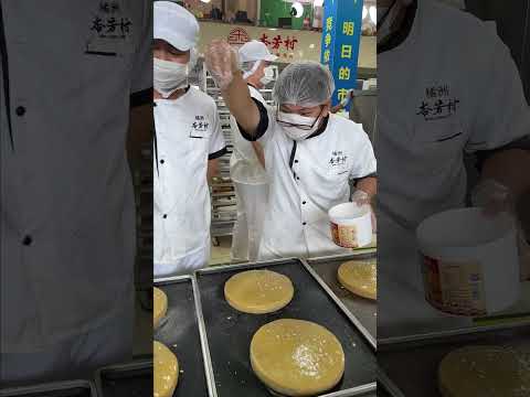 This Is Simply The Easiest Job In The World! #Mooncake #Chinesefood