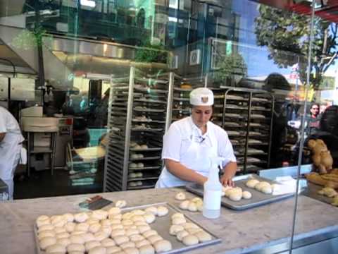 2012-6-28 San Francisco Pier-39 Boudin Bakery sourdough making 展示現做舊金山著名酸麵包