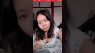 ライブ配信　メイク中にガッツリ胸チラ