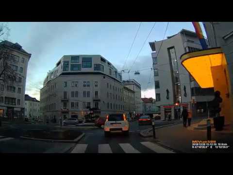 A: Salzburg. Austria. Rundfahrt durch die Innenstadt und Fahrt zur Shopping Arena. Dezember 2018