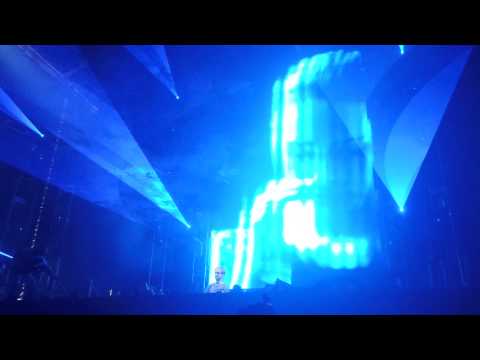 Armin Van Buuren – How Do Life Must Go On (Live at ASOT 700 Miami Ultra 2015)