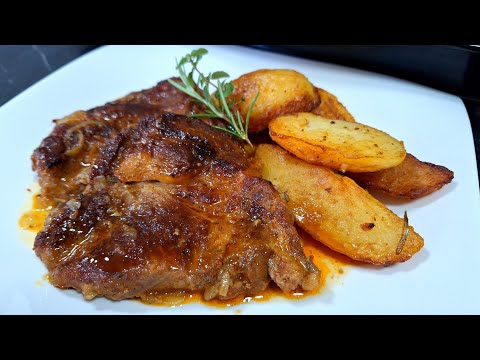 Lunch idea: Pork with potatoes roasted on a base of onions and aromatic herbs  - Recipe!