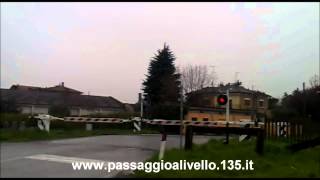 preview picture of video 'level crossing in Calvisano, Carpenedolo Avenue / passage à niveau à Calvisano, rue Carpenedolo'