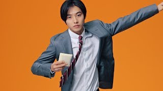 山崎賢人、ビシッとキメたスーツ姿　ヤマザキ「ランチパック」新CMで6変化