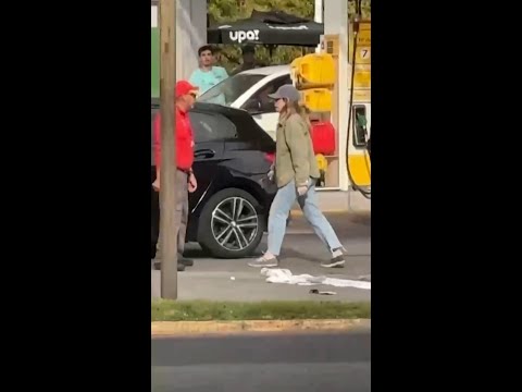Violenta agresión de mujer a trabajadores de bencinera