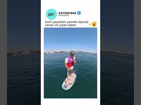 Surf yaparken yemek siparişi veren ve yiyen adam😂