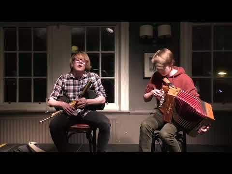 Hearken at The Bridge - French set; Hanter Dro, An Dro Special Breton tune, Simply