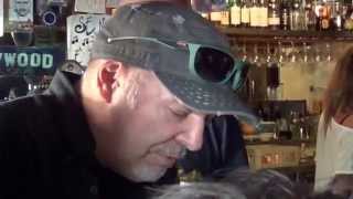 preview picture of video 'vasco rossi incontrato a zocca commenta su come firma gli autografi'