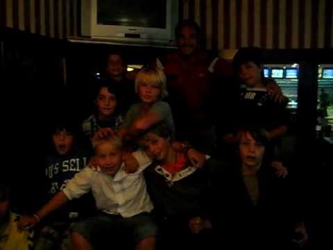 HVV E2 zingt HVV-clublied!