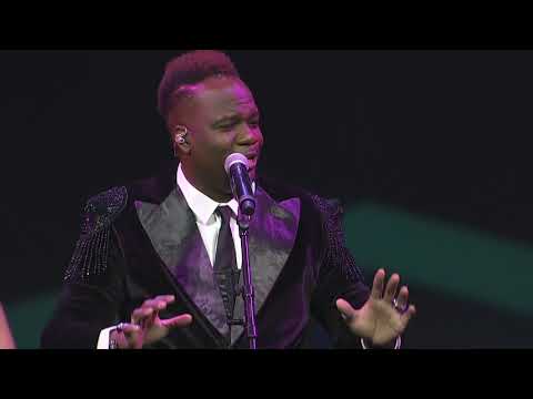 Latonius sings "Rise" at 2019 4Life Convention