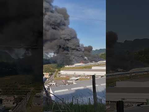 Galpão da log pega fogo em Viana