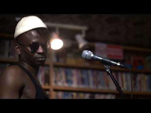 Wayne Snow sings 'Johnny and Mary' by Robert Palmer — Cassette Head Sessions