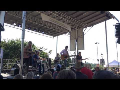 Mo Pitney - Clean Up On Aisle Five (live at the Opry Plaza)