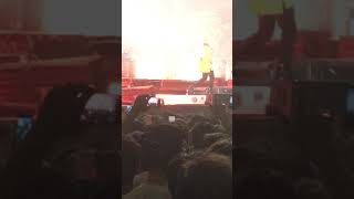 Salmo brandisce l’asta de microfono durante Dispovery Channel a Torino