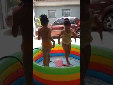 laurinha brincando na piscina dia de verão muito calor #shorts
