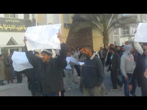 مسيرة البطالين من امام وكالة التشغيل الى الولاية .