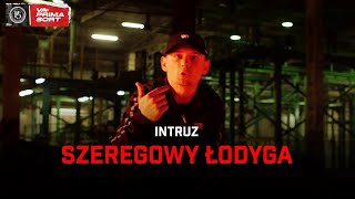 Kadr z teledysku Szeregowy Łodyga tekst piosenki Intruz