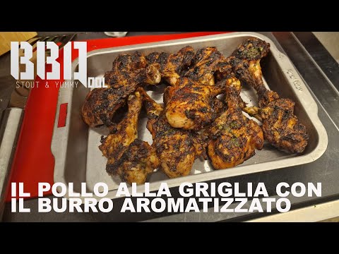 I fusi di pollo alla griglia con il burro aromatizzato al lime