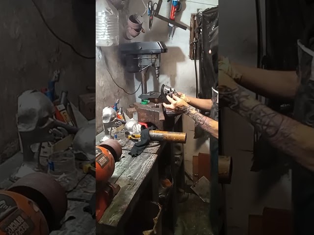 Vídeo relacionado con AHANDMAKER 12 remaches de calavera para cuero, remaches de calavera con rosca, remache de cabeza de calavera punk, remaches de hebilla decorativa de calavera de metal para bricolaje, chaqueta, bolsa,