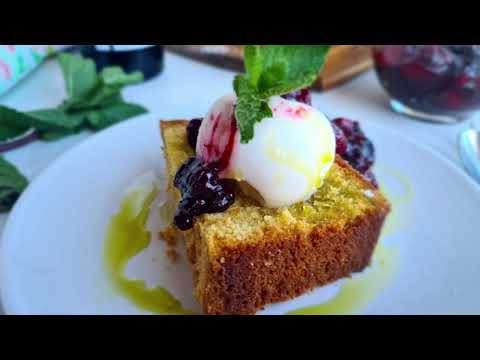 Bizcocho de aceite de oliva virgen extra con compota de tomate y frutos rojos