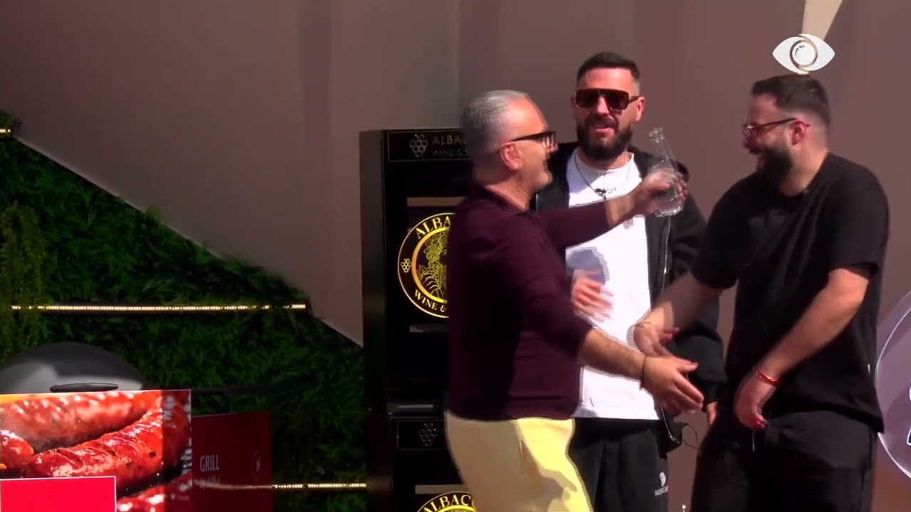 Surprizë nga ajri, për Markon, Rogertin, Mirin, Juelën, Alession dhe Artanin nga Livia