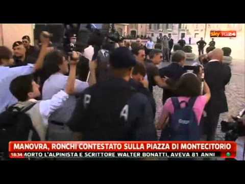 Gavettone dei Cobas contro Ronchi (PDL) che urla: "Cialtroni di me...da" (14/09/2011)