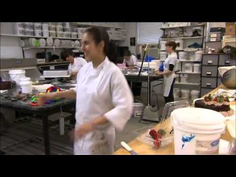 Cake Boss: Buddy Decorating Cake Blindfolded