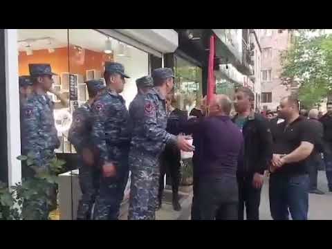 Փնթիները ելել են ոտքի. նիկոլականը՝ զոհված զինծառայողների ծնողներին