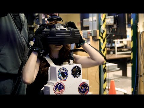 Marcher dans l'espace dans le laboratoire de réalité virtuelle de la NASA