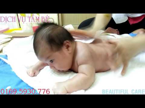 Dịch vụ tắm bé Hà Nội 3-08-2016: Bé "Ngô chiên" 21 ngày tuổi