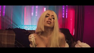 Kadr z teledysku Sweet But Psycho tekst piosenki Ava Max