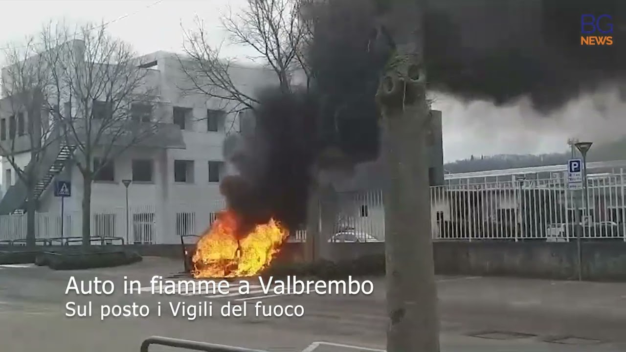 Valbrembo, auto in fiamme davanti all’asilo: fumo nero visibile in tutto il paese