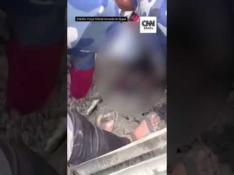 Nepal: criança é resgatada após 60 horas presa sob escombros
