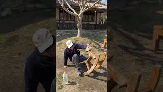大神ファームの遊具を満喫する成人男