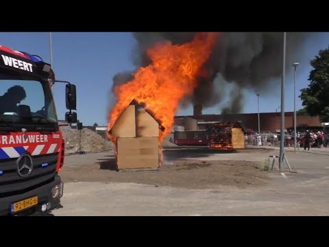 Brandweer Weert TS 23-4431 met spoed naar een Uitslaande Woningbrand in Weert [DEMO}