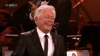 Award ceremony &amp; How Does a Moment Last Forever - sung by Alan Menken