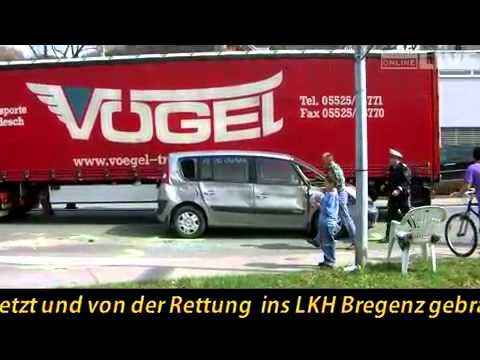 Wolfurt: PKW zwischen zwei LKW eingeklemmt