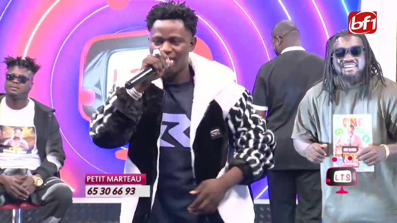 L'artiste Petit Marteau en prestation sur son titre "Burkina Guinno" à la Télé s'Amuz