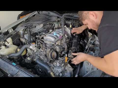 Removing INFINITI M45 Valve Covers