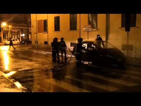 Auto incendiata in via Libia, attimi di paura in zona Saione