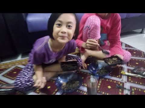 Thania n Christy membuat chocolate ice cake