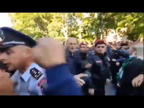 Ինչպես է բերետների հրամանատարը վայր գցում պատգամավորին