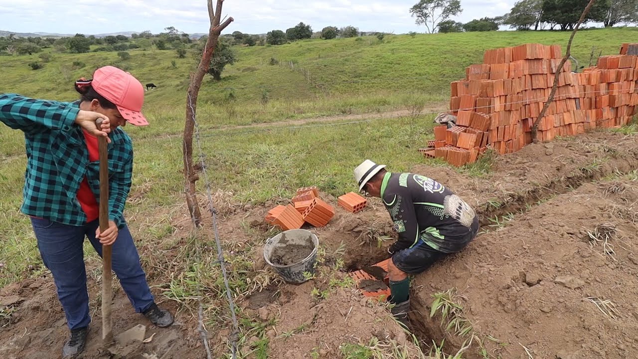 COMEÇANDO A CONSTRUÇÃO DA NOSSA NOVA CASA, ASSENTANDO OS PRIMEIROS TIJOLOS