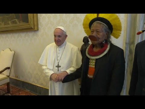 شاهد البابا فرنسيس يلتقي زعيم جماعة للسكان الأصليين من غابة الأمازون…